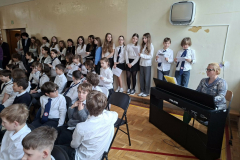 Chor-szkolny-w-trakcie-uroczystosci