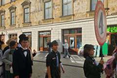 Uczniowie-klasy-6a-harcerze-i-uczen-przebrany-za-naszego-patrona