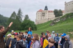 Uczniowie-pod-Zamkiem-w-Pieskowej-Skale-
