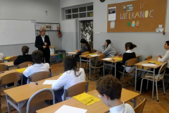 Pani-dyrektor-motywuje-siodmoklasistow-przed-egzaminem-pisemnym