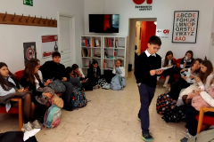 Uczniowie-klas-szostych-czekaja-na-egzamin-ustny