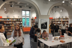 Uczniowie-klasy-8a-w-trakcie-pracy-w-Bibliotece