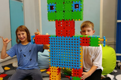 Lucja-Ignacy-i-ich-robot-z-klockow