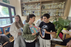 Uczniowie-prezentuja-zebrane-przybory-szkolne