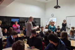 Pan-Pabian-przedstawia-uczestnikom-zasady