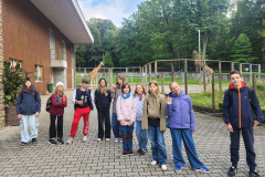 Grupa-uczniow-w-pelnej-okazalosci