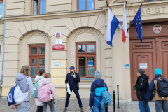 Przed-krakowskim-magistratem-sluchamy-przewodnika