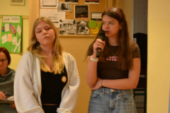 Tosia-i-Magda-w-rozmowie-z-uczniami