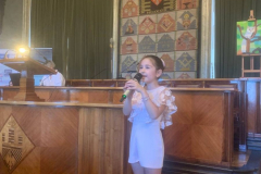 Emilia-przemawia-z-mikrofonem