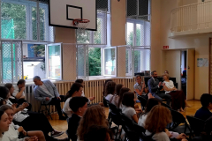 Uczniowie-i-nauczyciele-w-trakcie-apelu