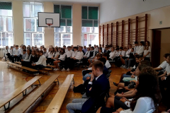 Uczniowie-klas-7-i-8-z-usmiechem-wracaja-do-szkoly