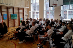 Uczniowie-w-trakcie-apelu-rozpoczynajacego-rok-szkolny