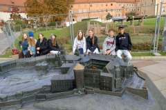 Uczniowie-kl.-7a-przy-makiecie-Wawelu