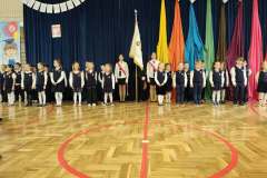 Pierwszaki-i-poczet-sztandarowy-naszej-szkoly