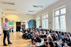 P.-Grzegorz-przemawia-do-zgromadzonych-uczniow