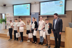 Uczniowie-z-pamiatkowymi-dyplomami