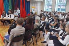 Uczniowie-i-emerytowani-pracownicy-szkoly