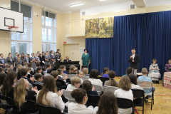 Zgromadzeni-na-apelu-uczniowie-i-prowadzacy-wraz-z-chorem