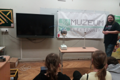 Doswiadczenie-prezentowane-przez-pracownikow-Muzeum-Elektroniki