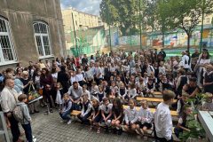 Uczniowie-i-rodzice-przed-rozpoczeciem-roku-szkolnego