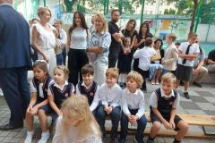 Uczniowie-klas-mlodszych-wraz-z-rodzicami-przed-apelem
