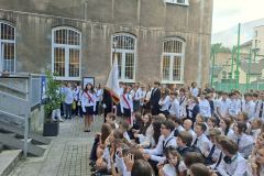 Zgromadzeni-na-rozpoczeciu-roku-uczniowie-i-poczet-sztandarowy
