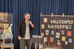 Pan-Grzegorz-Kasdepke-przemawia-do-naszych-uczniow