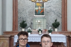 Dwoch-Karolow-przy-obrazie-ostaniego-cesarza-Karola-I