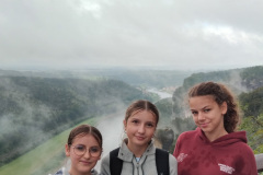 Lucja-Emilka-i-Zosia-na-tarasie-widokowym-z-pieknym-widokiem-na-Labe