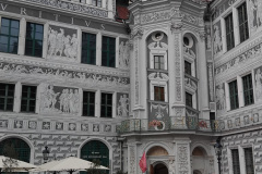 Przepieknie-odrestaurowany-dziedziniec
