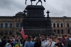 Wspolne-zdjecie-na-dziedzincu-Palacu-Zwinger