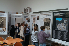 Czwartoklasisci-ogladaja-wystawe