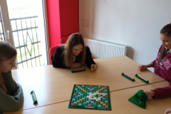 Z-usmiechem-ukladamy-kolejne-slowa